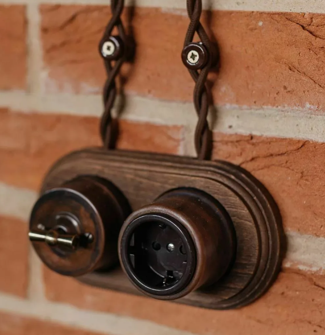 Открытая проводка и ретро выключатель: стильное решение для уникального интерьера